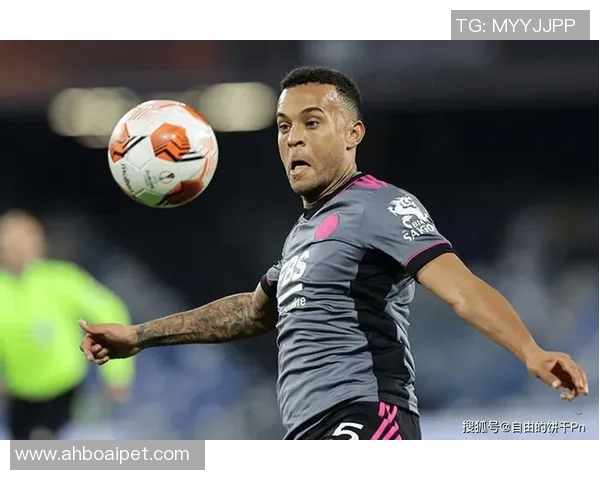 无缝拼接壁纸展现足球明星风采打造个性化家居空间的最佳选择